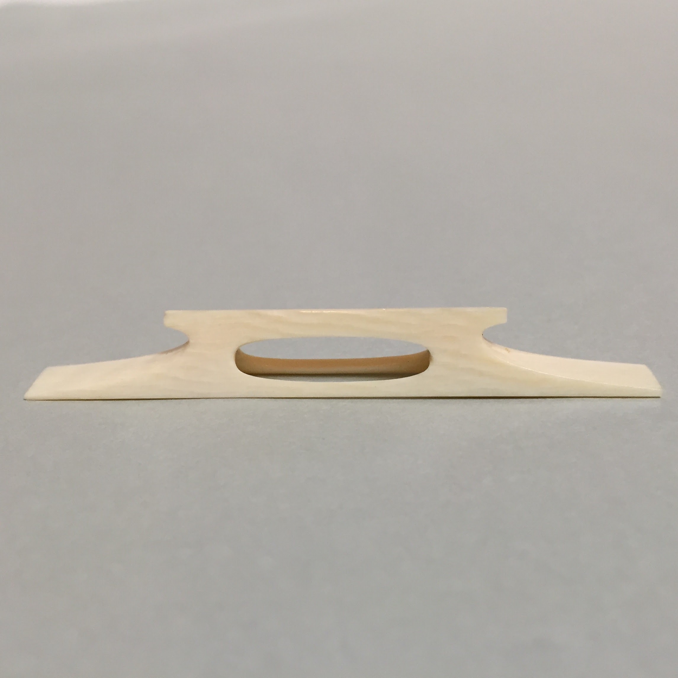 今では貴重な総象牙製の津軽三味線用の駒